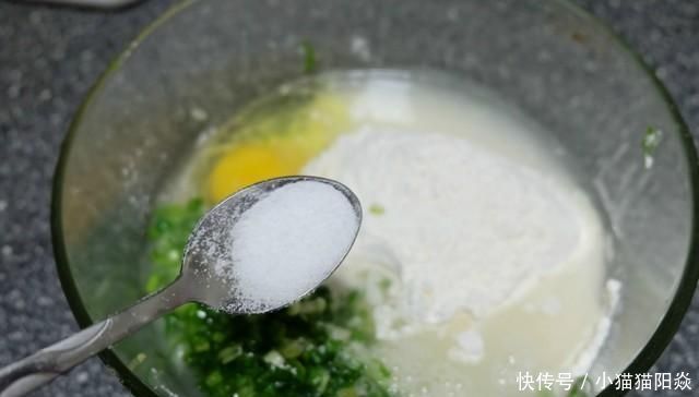 不用揉面,不用电饼铛,只要10分钟,轻松做出3张香葱薄饼,好吃