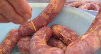 开裂的情况|腊肠灌好后,别直接拿去晒!再加2步,腊肠咸香入味,油润不开裂