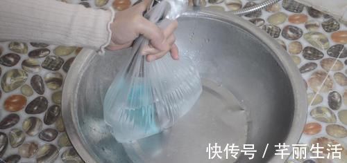 淋浴喷头堵了不用怕,学会这诀窍,只需一个塑料袋就能轻松解决