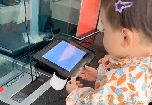 富婆|“最小富婆宝宝”银行存钱走红,网友活着不如一个穿尿不湿的