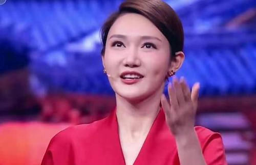龙洋：央视春晚首秀赢得喝彩无数，32岁的她未来或可与董卿比肩