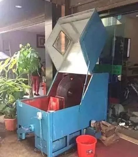 蓝绿|580买下的老坑料子,一刀切出糯冰种飘蓝绿花,起货后大家都眼直了