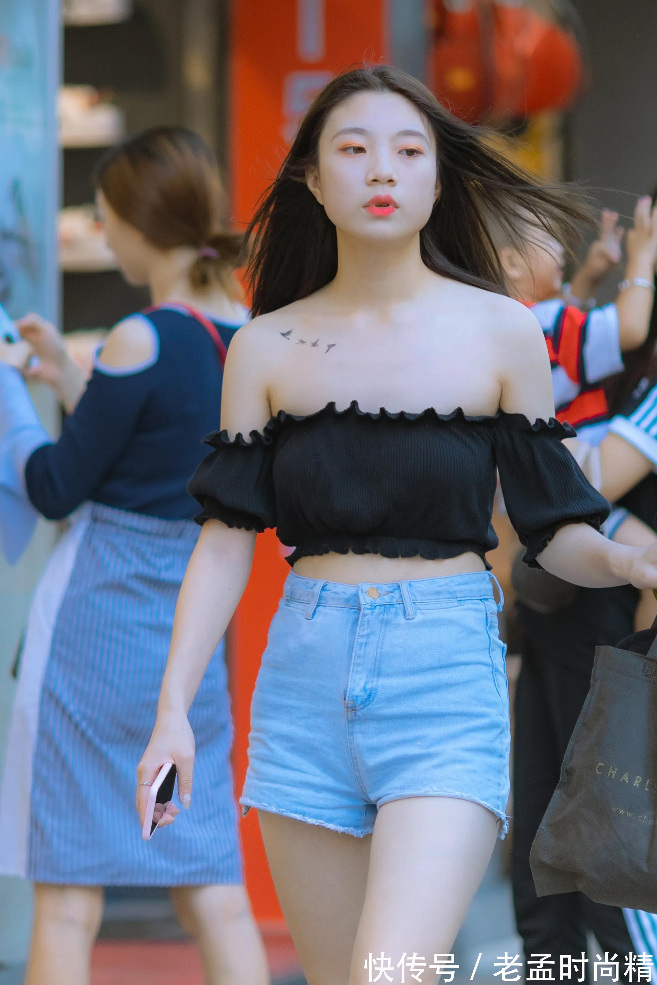 一字肩|街拍|穿黑色一字肩短装的女生