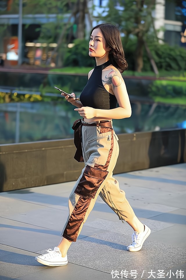 棕色|美女街拍:黑色挂脖上衣搭配拼色工装裤,搭配布条腰带,时髦个性干净利落