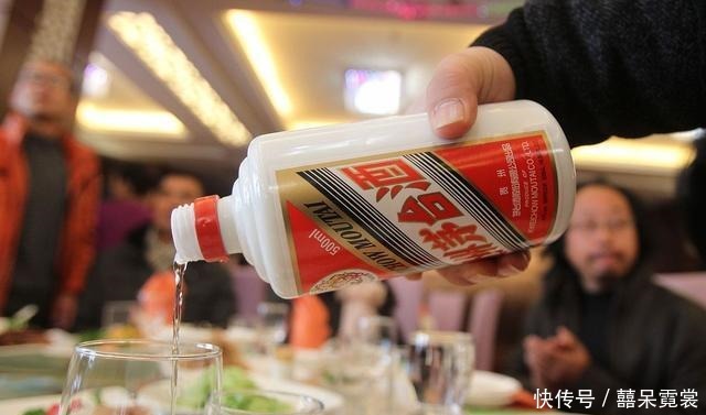 在飞天茅台上打孔抽出真酒,再灌入茅台王子酒,真有人这么做!