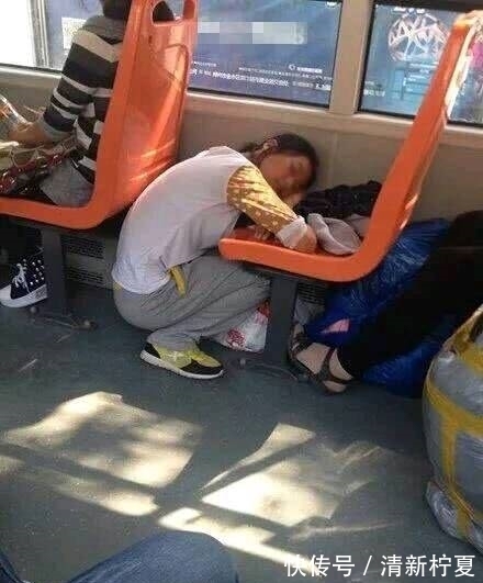 |搞笑图片幽默段子笑话:哈哈,悠闲的大爷,沙发用来当船了呢