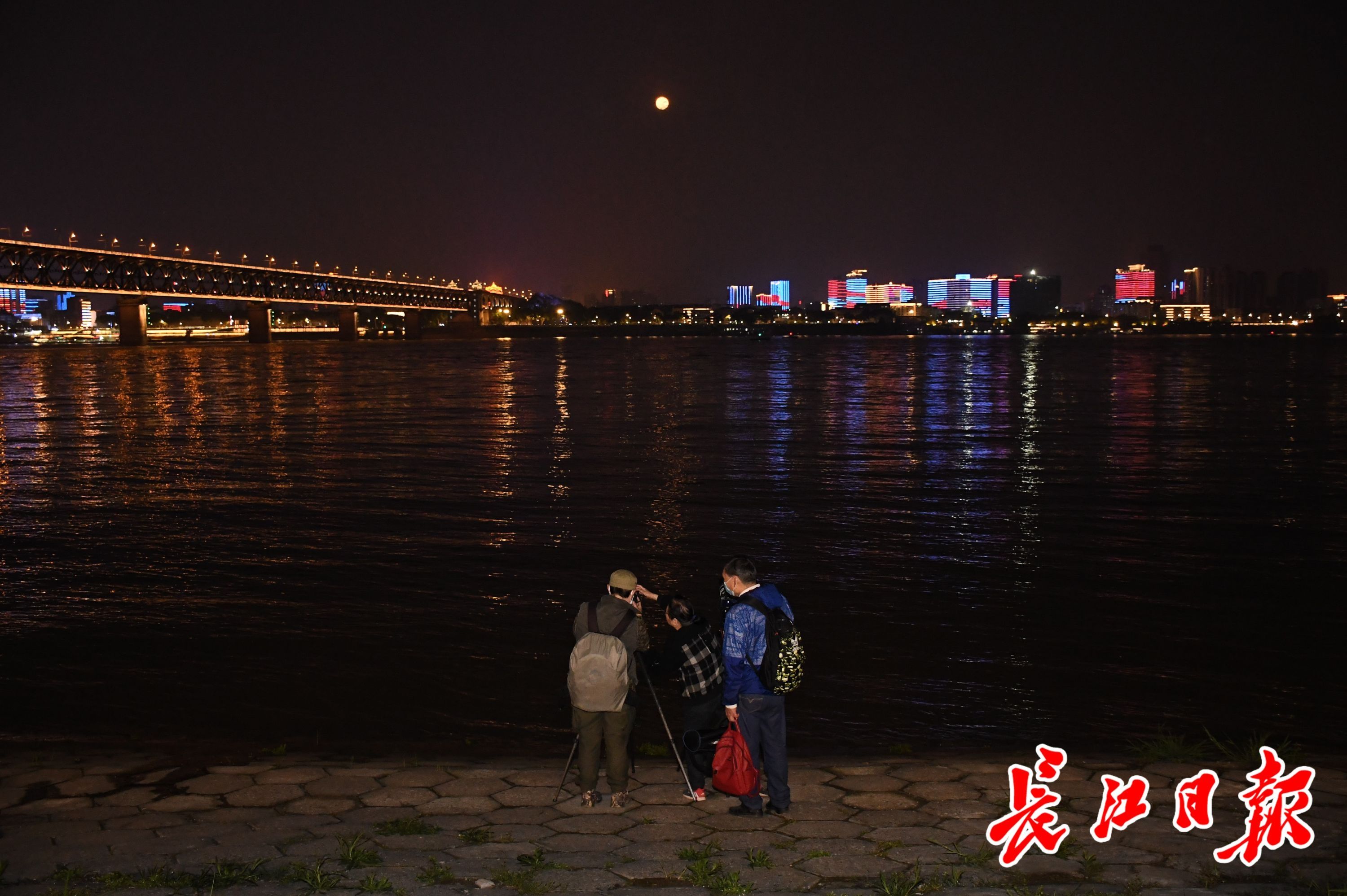 行摄武汉 2021年首轮超级月亮   a346