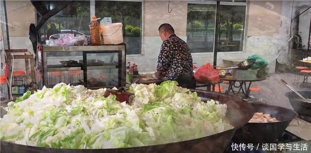 小吃|小哥街头卖“大锅”小吃,10元一份随便吃,食客吃完直打饱嗝!