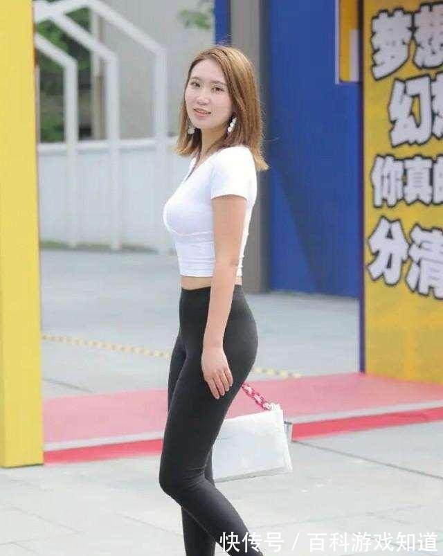 清新 清新活泼的瑜伽裤装扮不乏气质感,凸显修长的身材,舒适养眼!