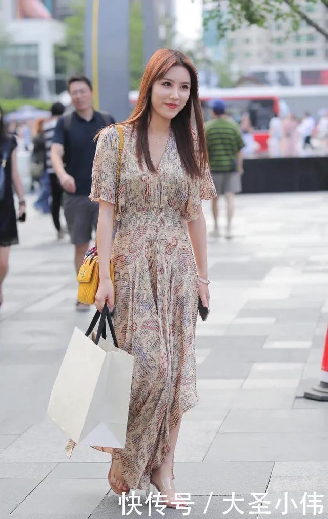 高跟鞋|美女街拍甜美姑娘穿搭印花长裙,穿搭出高贵气质
