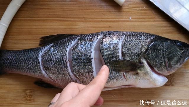 蒸鱼时,最忌直接加盐,加点“它”,鱼肉越蒸越香,越蒸越嫩!