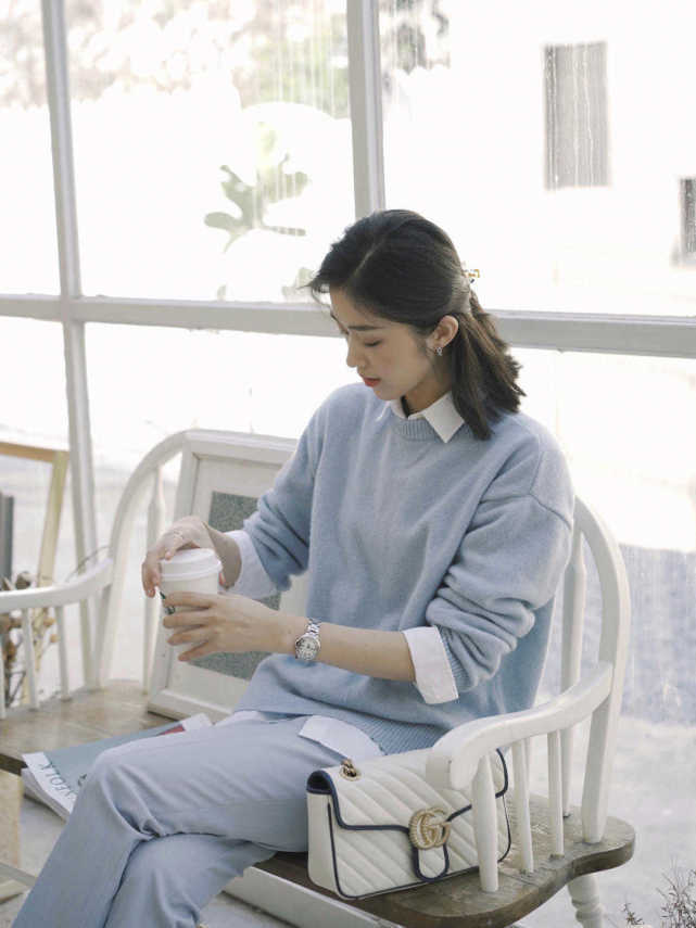 毛衣|秋冬季,“薄荷色”毛衣火了,搭配上白色半身裙温柔优雅,超洋气