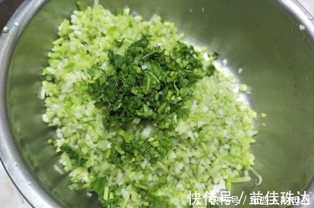 炸萝卜丸子时，牢记3个小技巧，炸出的丸子鲜香酥脆，凉了也不硬