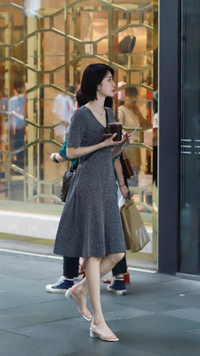 简约裙子装扮出自然的美感，完美体现窈窕淑女的婉致倩影