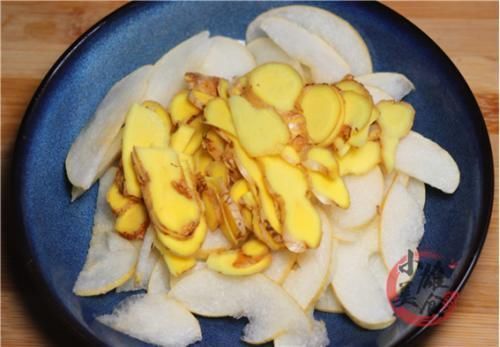 生姜加梨,用水煮一煮,作用真的很厉害,我也才知道,太实用了