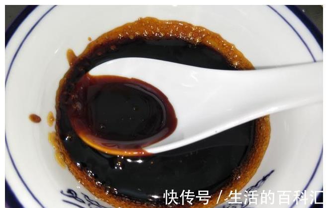 炒糖色时,直接放糖就不对!多加这1步,糖色又红又亮,味不苦