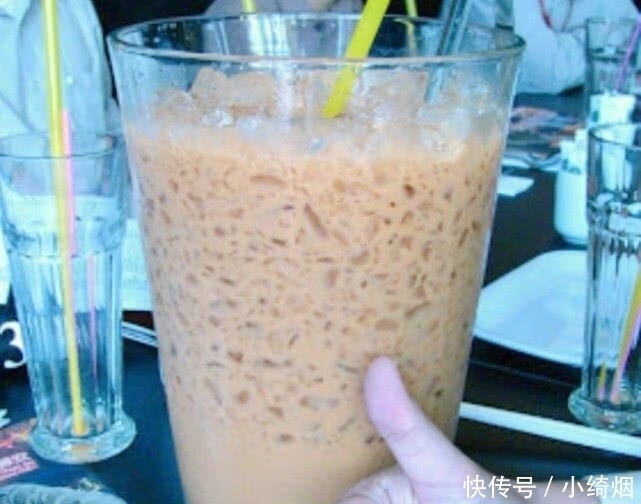 女生饭量有多迷？一顿只吃一个饺子，说了吃一勺，那就只吃一勺！