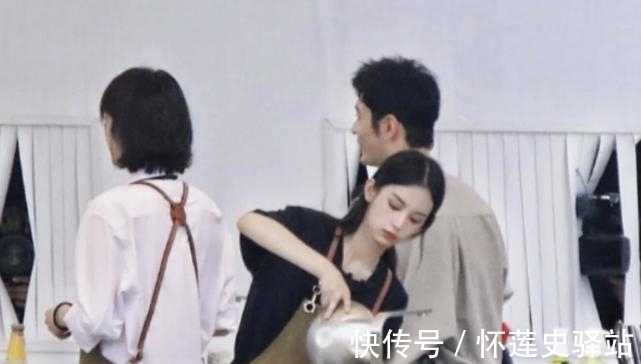 姚安娜|《中餐厅》路透,黄晓明忙碌,姚安娜干活偷懒,紧皱眉头玩手机!