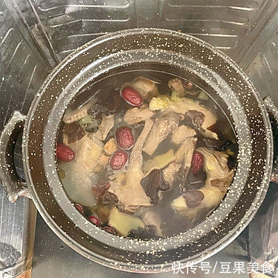 广东靓汤——鸽子灵芝金线莲养肝汤