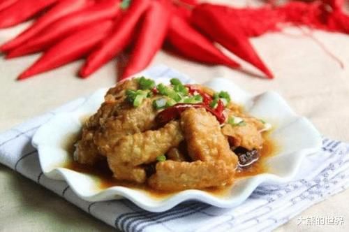 炸酥肉，这味料是关键，比例是2:1，酥香可口，放凉后不回软