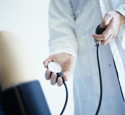 调理|高血压晚上要喝水吗？对身体有何好处？医生：4个注意事项要牢记