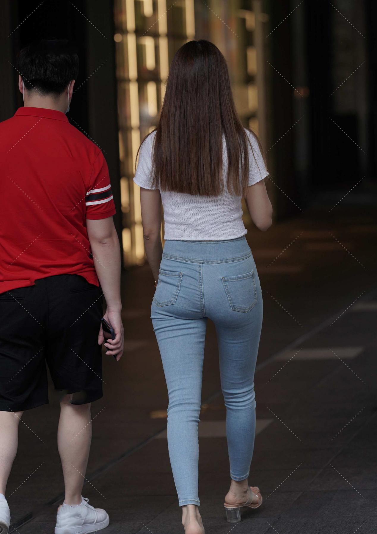 tips|浅蓝色牛仔裤,如何搭更显时尚感?分享一些小技巧