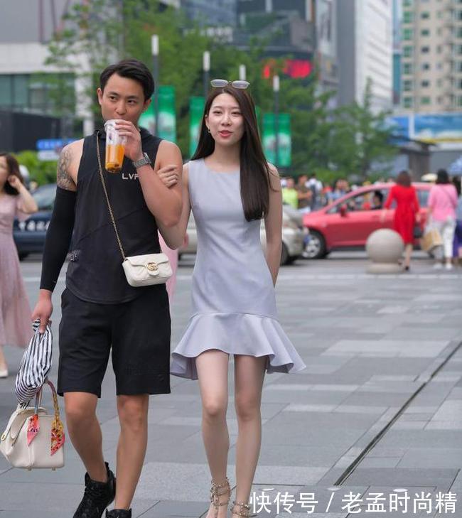 小姐姐|街拍美女:年轻漂亮的女生轻熟风穿搭,俏皮又可爱