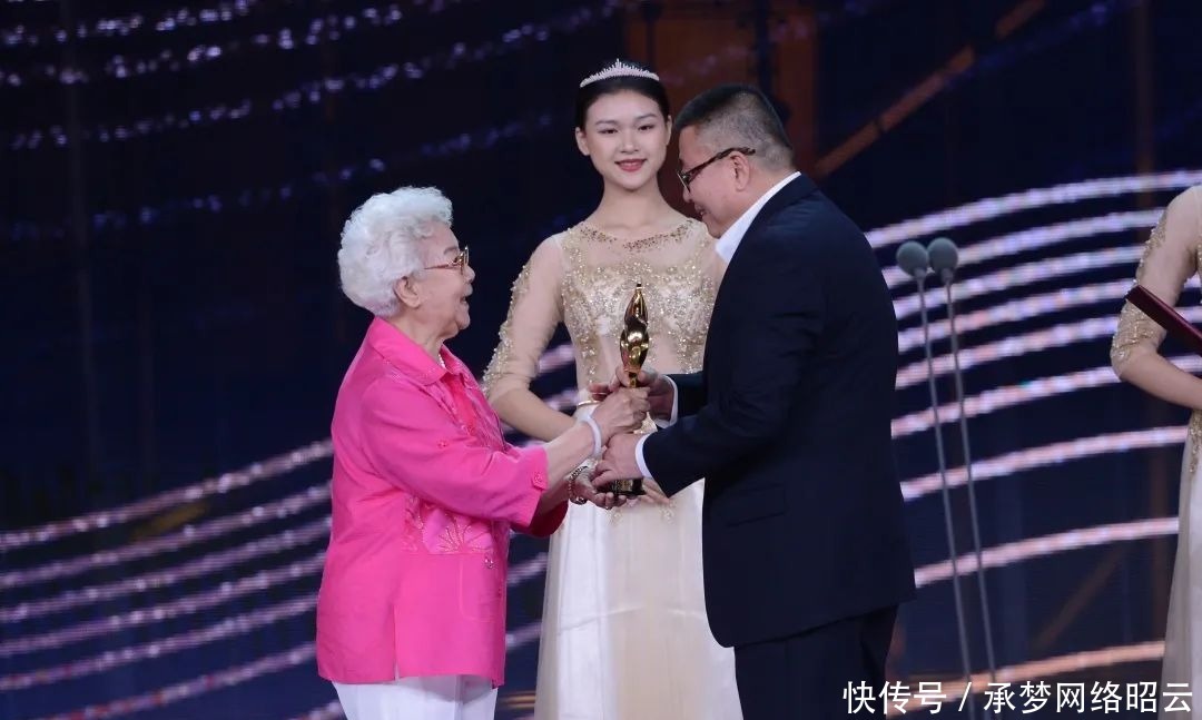 金鸡奖|《白云之下》导演王瑞斩获金鸡奖最佳导演奖