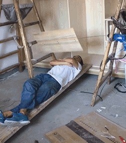 |搞笑GIF:新娘子扭的好欢乐,这一定是嫁给了爱情~