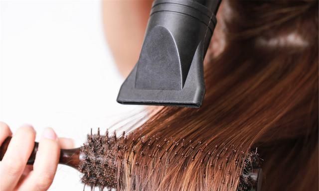 卷发|头发烫卷不好看有什么方法快速变直?发型师:洗直、软化、拉直