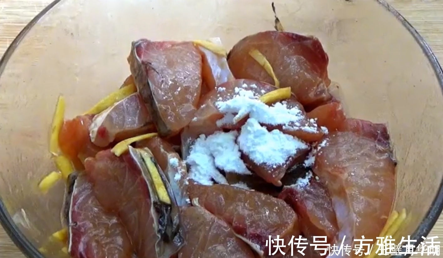 草鱼百吃不厌的做法，鱼肉鲜香无腥味，下酒又下饭，比烤鱼还好吃