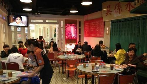 看看80年代的年夜饭，再看看现在的年夜饭，网友：年味去哪了？