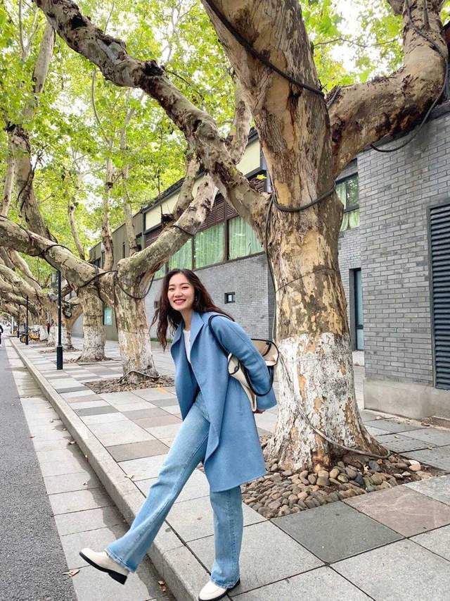 大衣|不止黑白灰经典,今冬更流行雾霾蓝大衣,时髦又百搭,太经典了