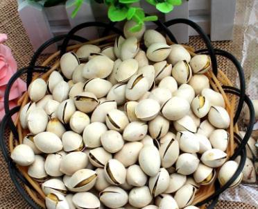 秋季这种“金果”掉满地，大家都说有毒，大妈却抢着捡回家