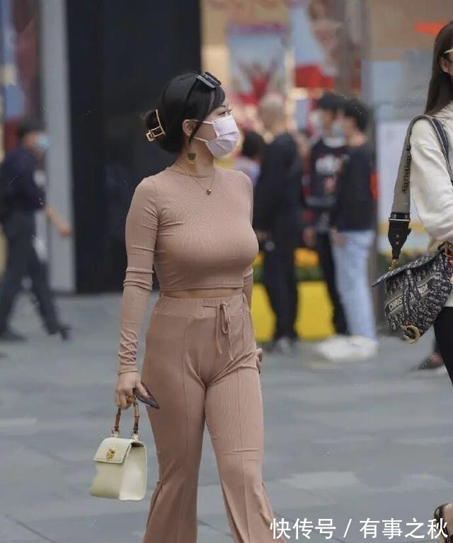 高跟鞋 穿“阔腿裤”别配运动鞋,显矮又老土,这样搭化解腿粗不是梦!