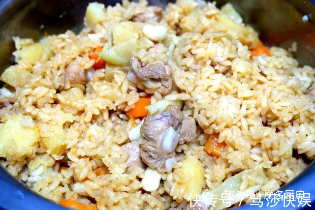 大米|电饭锅只蒸白米饭太浪费，4种食材和大米同煮，有肉有菜香喷喷