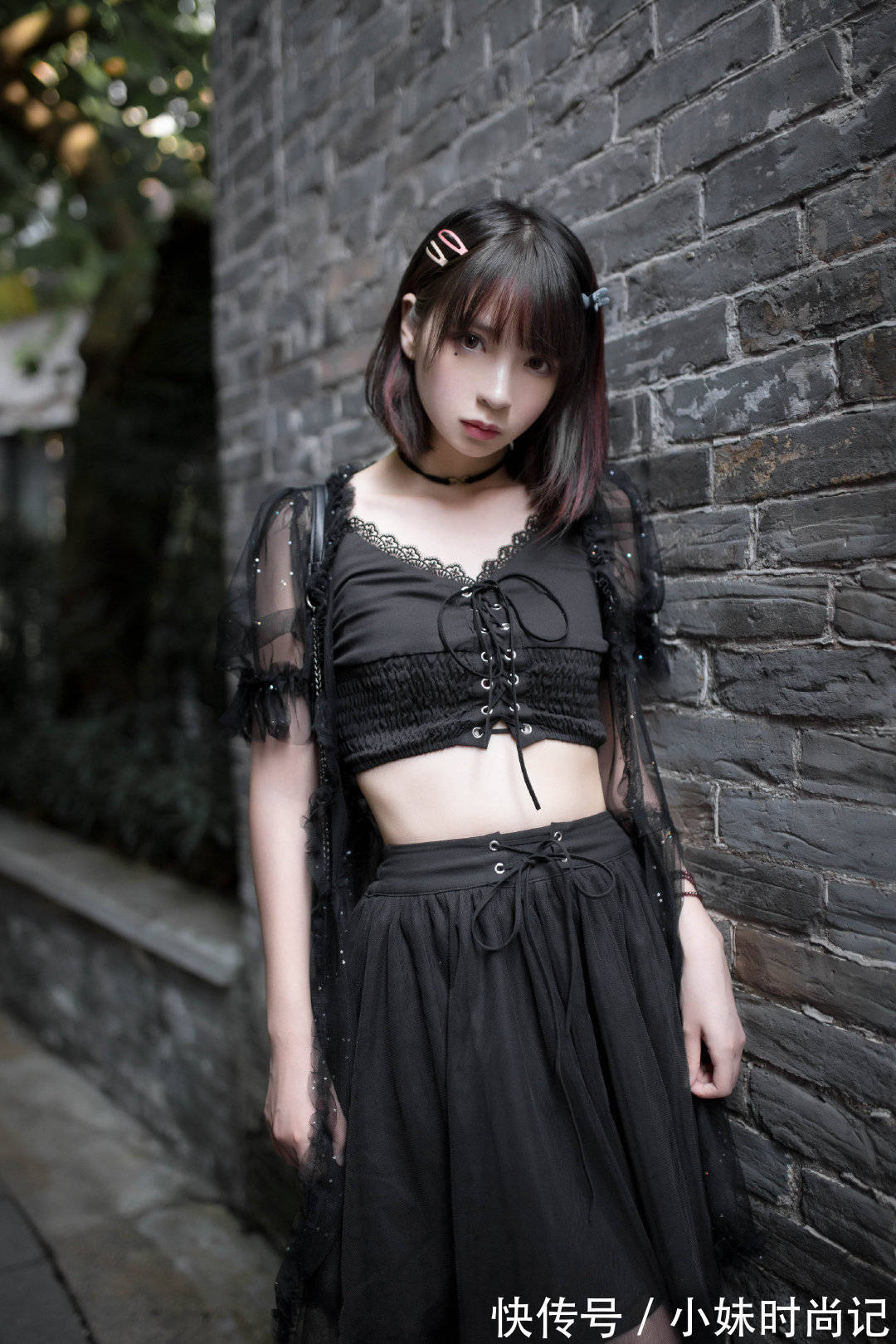 减龄 黑色套装裙减龄又时尚,搭配高跟鞋,在视觉上拉长整个人的身高