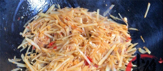 炒土豆丝时,有人泡水有人焯水一直都错了,这才是正确做法