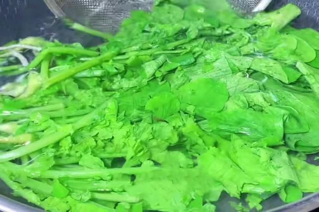 秋冬交替，最该吃此菜，鲜嫩营养又应季，错过了等明年
