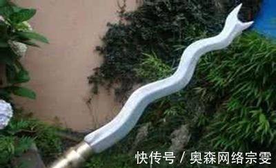 丈八蛇矛$林冲的丈八蛇矛堪称“神器”,用一种特殊材质打造,和关刀齐名!