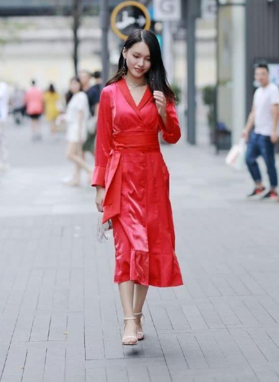 小姐姐|街拍长发飘飘的小姐姐,穿一袭吊带连衣裙,十分飘逸