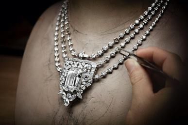 原石!向标志性五号香水致敬 香奈儿切割出重达55.55克拉钻石项链
