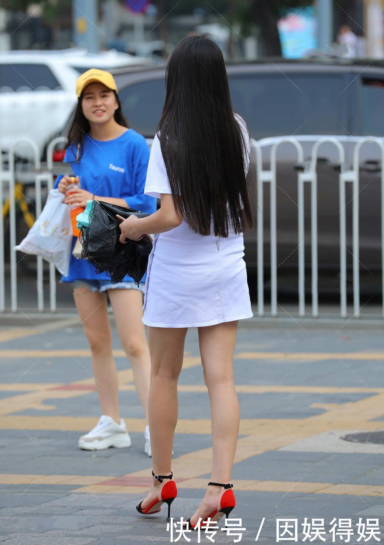 纯白色短袖融入鎏金图案，搭配一条白色裙子，清纯唯美