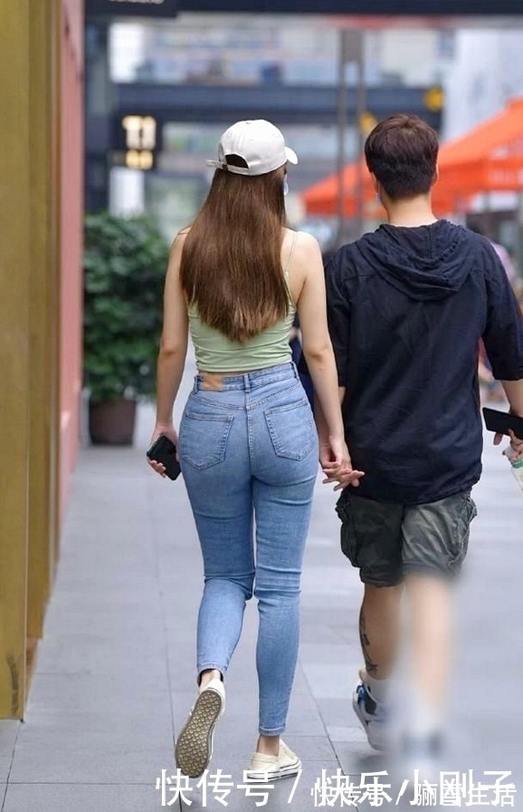 抹胸 小姐姐搭浅绿色的抹胸小吊带,显身材和气质,既舒适又低调雅致