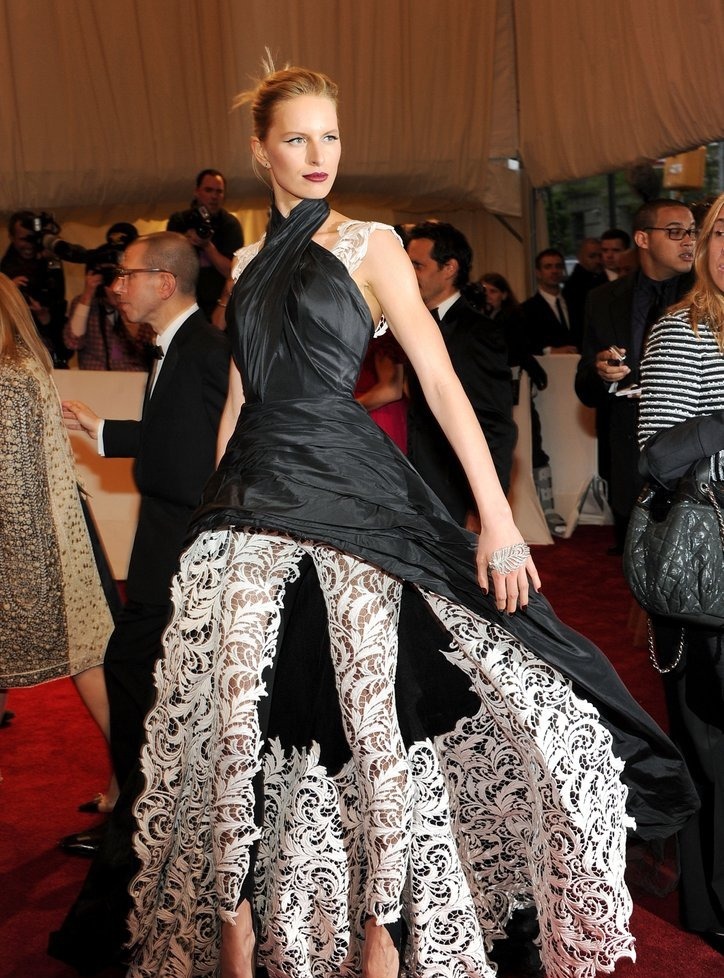 met|经典回顾: 捷克超模大KK卡罗莱娜·科库娃Met Gala的10大造型集锦