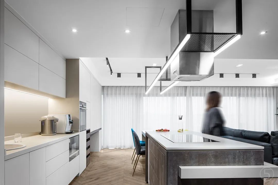 无主灯|180㎡现代极简，无主灯设计果然不凡，朴素的空间也有档次感