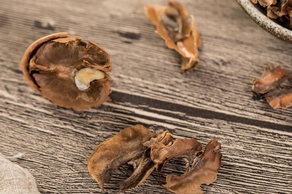 核桃|核桃中的分心木竟然是宝，用来泡水喝有4个功效，男人女人都需要