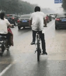 |搞笑GIF:你朋友圈里嗮旅游的,并不一定就是真的呦!
