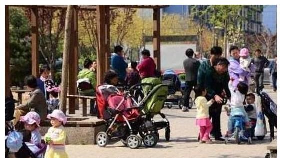 身体素质|49岁妈妈带娃偶遇49岁奶奶,两人生活差距一看便知,现状让人心酸