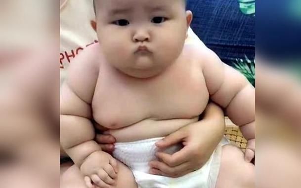 医生|宝宝胖得快不成人形了，医生斥责宝妈：你是怎么当妈的？